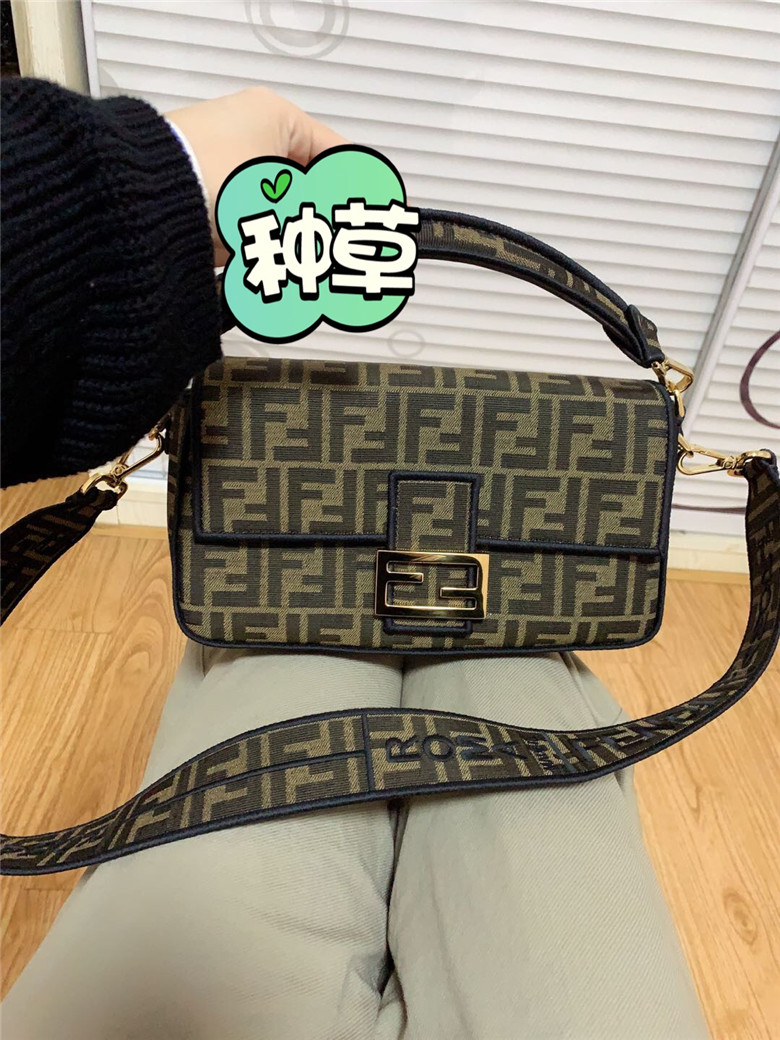 芬迪fendi法棍中号 吐吐槽,果断拔草了